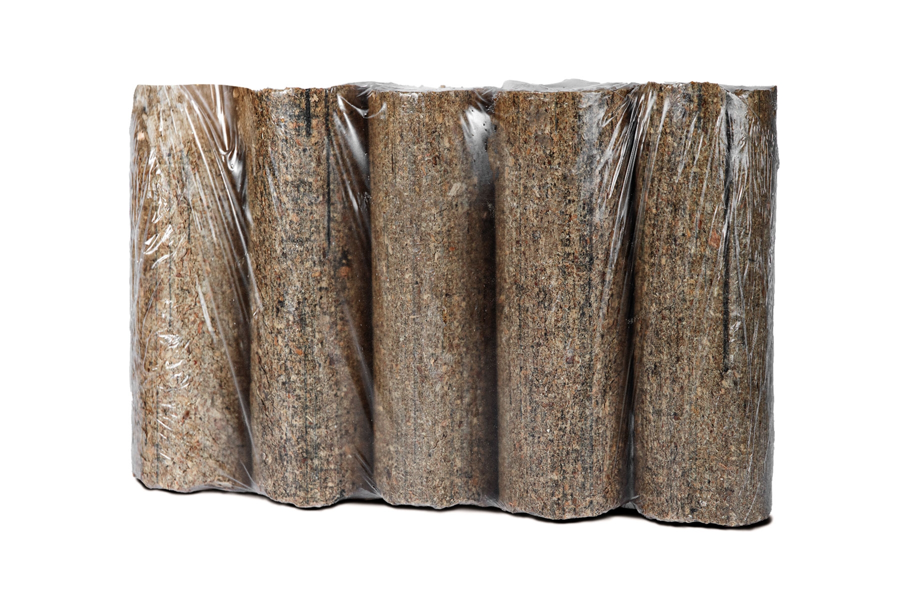Holzbriketts B-Zertifiziert in Kunststofffolie verpackt,  schräg stehend