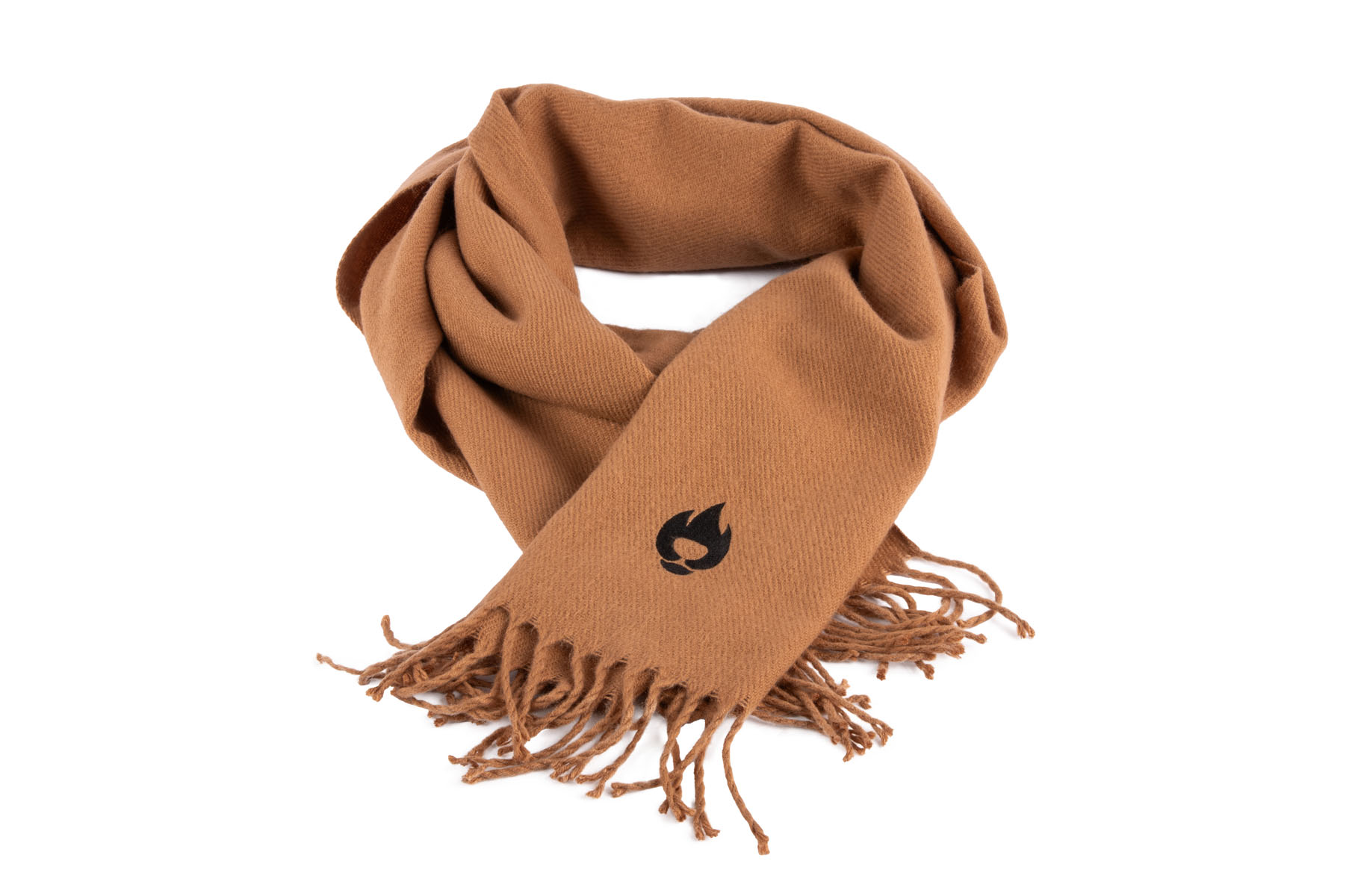 Brauner Strickschal mit Brennbär-Logo als Schlaufe ausgelegt