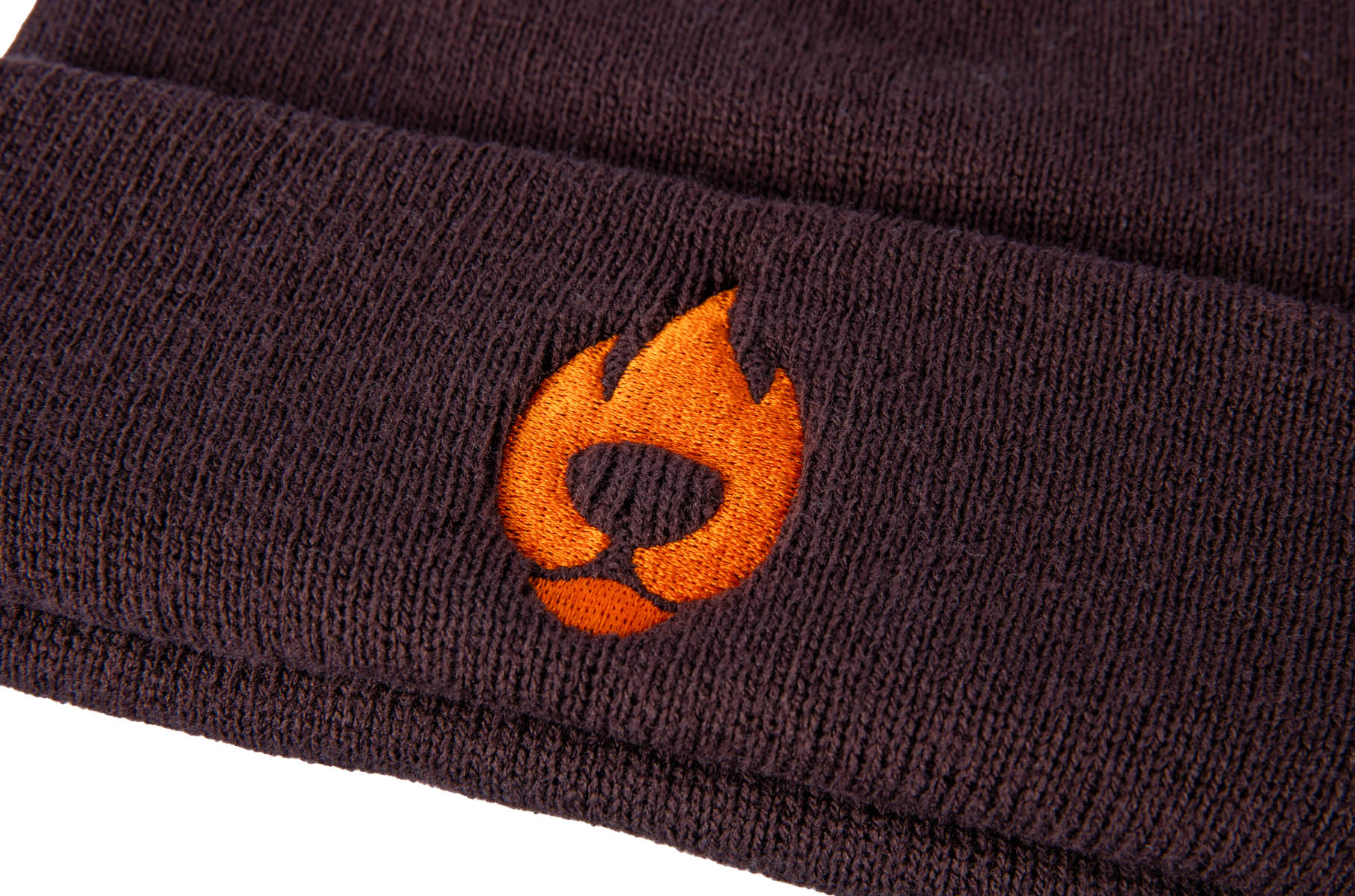 Braune Wintermütze mit orangenem Brennbär logo im Detail