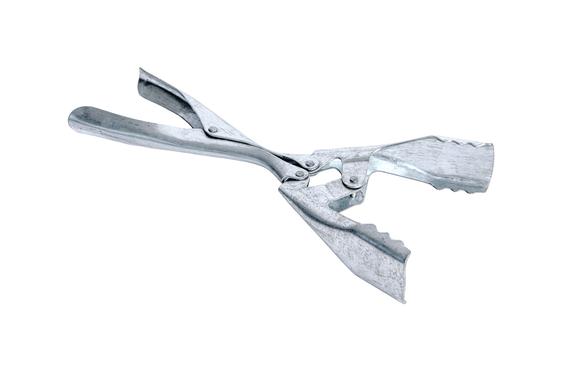 Verzinkte Brikettzange liegt schräg nach rechts