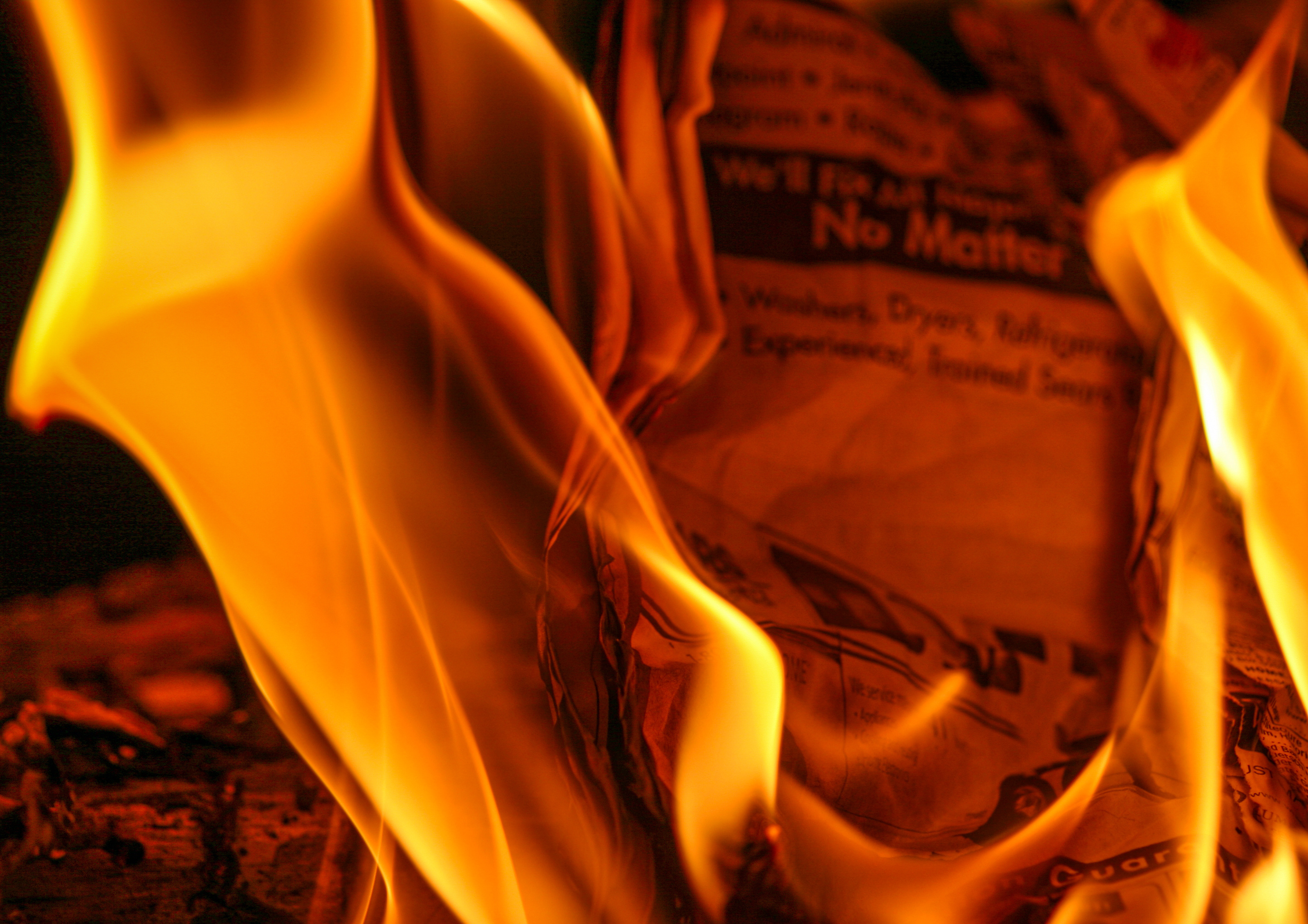 Vorsicht bei der Wahl des Brennmaterials Zeitungspapier brennt in einem Feuer